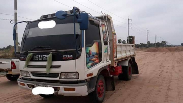 ขายรถดั้ม5คิว เดก้า195แรง แคชซีFRR พ.เพาเวอร์ เบรกทิฟฟี่ ยาง825ขอบ16 ภายในสวย แอร์เย็น รถสวยพร้อมใช้งาน เอกสารพร้อมโอน ราคา720,000 สนใจโทร 090-8588220คุณนะ 093-3258446คุณบิว หรือเข้าดูสินค้าอื่นๆได้ที่ www.truck.in.th/498 หรือเพจFacebook ณรงค์ ซื้อขายรถมื