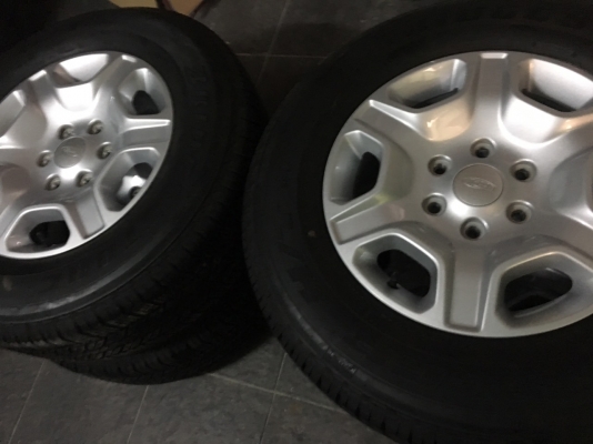 ขายล้อแม็ก Ford Ranger MC ป้ายแดง ขอบ 17 พร้อมยาง Bridgestone ใหม่ๆเลย 265 65 17 ผลิตปี 2016