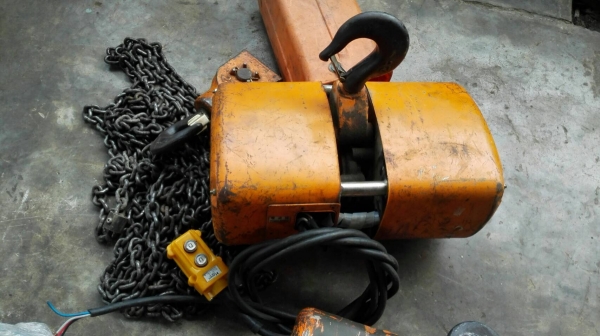 ** ขายแล้วครับ!! ** รอกโซ่ไฟฟ้า HITACHI Made in JAPAN 2 ton.ไฟ 380V โซ่ยาว 12 m. สภาพสวยอุปกรณ์ครบดึงนิ่มมาเทสได้.