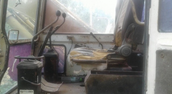 KOMATSU PC 100-3 รถบอดี้สวยสภาพดีมากครับพร้อมใช้งานได้เลย อีซูซุ 6BB1 แห้งดีแรงดีไม่มีแตกเยิ้ม ปั๊มเดิมทำงานได้ดีไม่โหลดครับ ภายนอกบูมสวยไม่ปะไม่ดาม ช่วงล่างเอวแน่นดี โรลเลอร์โซ่ใบแทรกสภาพดีโดยรวมประมาณ 60\% พร้อมใช้งาน เอกสารสัญญาซื้อขาย ราคาต่