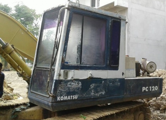 KOMATSU PC 100-3 รถบอดี้สวยสภาพดีมากครับพร้อมใช้งานได้เลย อีซูซุ 6BB1 แห้งดีแรงดีไม่มีแตกเยิ้ม ปั๊มเดิมทำงานได้ดีไม่โหลดครับ ภายนอกบูมสวยไม่ปะไม่ดาม ช่วงล่างเอวแน่นดี โรลเลอร์โซ่ใบแทรกสภาพดีโดยรวมประมาณ 60\% พร้อมใช้งาน เอกสารสัญญาซื้อขาย ราคาต่