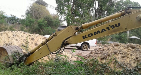 KOMATSU PC 100-3 รถบอดี้สวยสภาพดีมากครับพร้อมใช้งานได้เลย อีซูซุ 6BB1 แห้งดีแรงดีไม่มีแตกเยิ้ม ปั๊มเดิมทำงานได้ดีไม่โหลดครับ ภายนอกบูมสวยไม่ปะไม่ดาม ช่วงล่างเอวแน่นดี โรลเลอร์โซ่ใบแทรกสภาพดีโดยรวมประมาณ 60\% พร้อมใช้งาน เอกสารสัญญาซื้อขาย ราคาต่