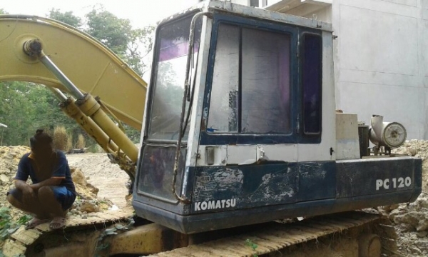KOMATSU PC 100-3 รถบอดี้สวยสภาพดีมากครับพร้อมใช้งานได้เลย อีซูซุ 6BB1 แห้งดีแรงดีไม่มีแตกเยิ้ม ปั๊มเดิมทำงานได้ดีไม่โหลดครับ ภายนอกบูมสวยไม่ปะไม่ดาม ช่วงล่างเอวแน่นดี โรลเลอร์โซ่ใบแทรกสภาพดีโดยรวมประมาณ 60\% พร้อมใช้งาน เอกสารสัญญาซื้อขาย ราคาต่