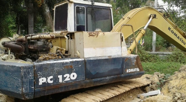 KOMATSU PC 100-3 รถบอดี้สวยสภาพดีมากครับพร้อมใช้งานได้เลย อีซูซุ 6BB1 แห้งดีแรงดีไม่มีแตกเยิ้ม ปั๊มเดิมทำงานได้ดีไม่โหลดครับ ภายนอกบูมสวยไม่ปะไม่ดาม ช่วงล่างเอวแน่นดี โรลเลอร์โซ่ใบแทรกสภาพดีโดยรวมประมาณ 60\% พร้อมใช้งาน เอกสารสัญญาซื้อขาย ราคาต่