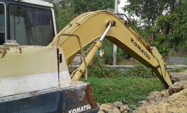 KOMATSU PC 100-3 รถบอดี้สวยสภาพดีมากครับพร้อมใช้งานได้เลย อีซูซุ 6BB1 แห้งดีแรงดีไม่มีแตกเยิ้ม ปั๊มเดิมทำงานได้ดีไม่โหลดครับ ภายนอกบูมสวยไม่ปะไม่ดาม ช่วงล่างเอวแน่นดี โรลเลอร์โซ่ใบแทรกสภาพดีโดยรวมประมาณ 60\% พร้อมใช้งาน เอกสารสัญญาซื้อขาย ราคาต่