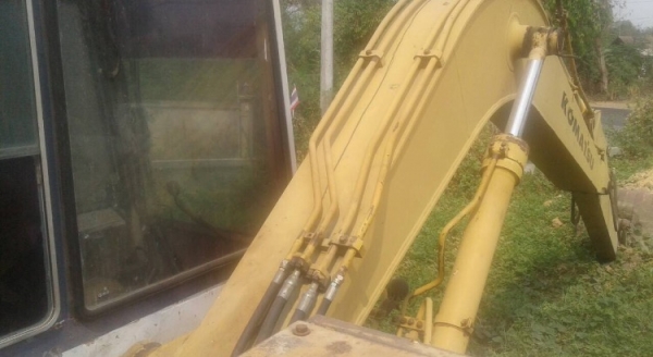 KOMATSU PC 100-3 รถบอดี้สวยสภาพดีมากครับพร้อมใช้งานได้เลย อีซูซุ 6BB1 แห้งดีแรงดีไม่มีแตกเยิ้ม ปั๊มเดิมทำงานได้ดีไม่โหลดครับ ภายนอกบูมสวยไม่ปะไม่ดาม ช่วงล่างเอวแน่นดี โรลเลอร์โซ่ใบแทรกสภาพดีโดยรวมประมาณ 60\% พร้อมใช้งาน เอกสารสัญญาซื้อขาย ราคาต่