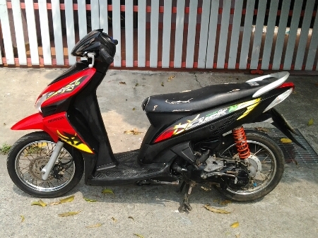 ขายมอไซค์ ปี49 ฮอนด้า คลิ๊ก เครื่อง110cc. เครื่องดีแน่นๆ รถสภาพดี พร้อมใช้งาน ภาษีไม่ขาด เล่มทะเบียนครบ ขายถูกๆครับ