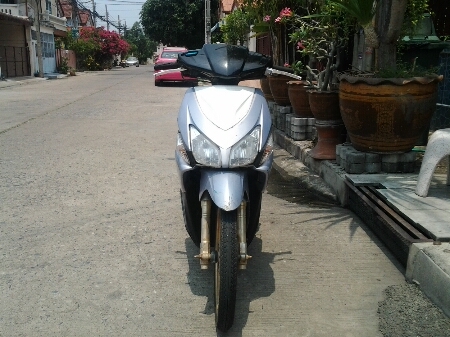 ขายมอไซค์ ปี49 ฮอนด้า คลิ๊ก เครื่อง110cc. เครื่องดี รถสภาพยังโอเค พร้อมใช้งาน ภาษีขาด2ปี เล่มทะเบียนครบ ขายถูกๆครับ