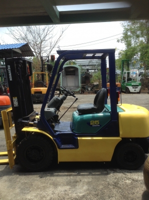 +++ ขายโฟล์คลิฟท์  KOMATSU FD25-12    ขนาด  2.5  ตัน  เครื่องยนต์ดีเซล  เสา  3  เมตร  เกียร์ธรรมดา  งา 1,070  มม.  ยางตันใหม่ 4 เส้น