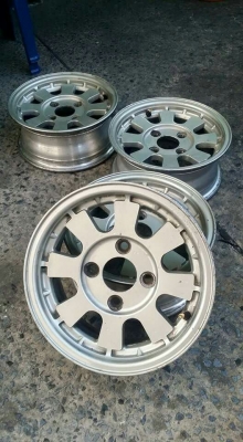 ขายล้อ retro ขอบ 13, กว้าง 6, 4x114, ET 17
2000บาท สภาพตามรูปครับ
เอาไปทำล้อผ่าได้นะ

Line: surawat.hant
0834301397