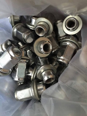 น็อตล้อถอดป้ายแดงใหม่ โตโยต้าแท้ 1 ชุด มี 24 ตัว ราคา 650 บาท