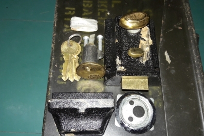 ขายกลอนตึกตราสามห่วงใหม่เก่าเก็บTRI-CIRCLE CYLINDER NIGHT LATCH ART.NO.939