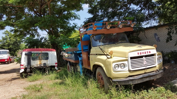 รถหกล้อใหญ่ มีเครน รถหกล้อใหญ่ มีเครน