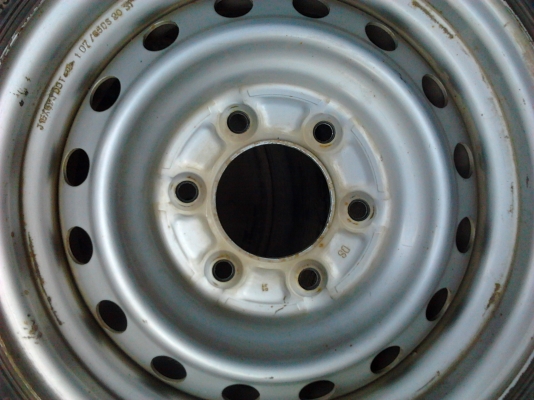 ล้อกะทะ6รูใส่ อีซูซุ พร้อมยาง215-70-15 บริสโตน ชุด2500บาท