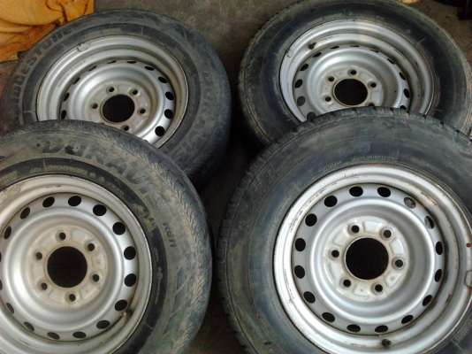 ล้อกะทะ6รูใส่ อีซูซุ พร้อมยาง215-70-15 บริสโตน ชุด2500บาท