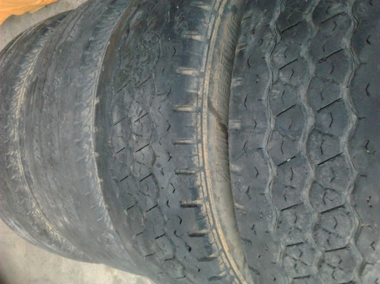 ล้อกะทะ6รูใส่ อีซูซุ พร้อมยาง215-70-15 บริสโตน ชุด2500บาท