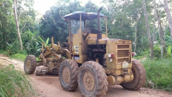 รถเกรด MITSUBISHI  LG2 - H - 0595.    สนใจติดต่อ  081 - 6079515