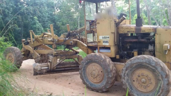 รถเกรด MITSUBISHI  LG2 - H - 0595.    สนใจติดต่อ  081 - 6079515