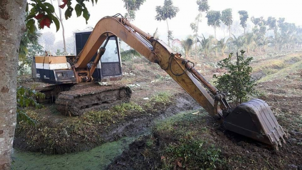 KOMATSU PC 60-ุ6  อาร์มพิเศษ เครื่องปั้ม ช่วงล่างดีรถทำงานอยู่