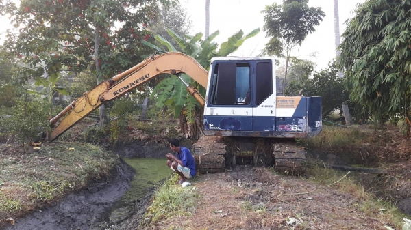 KOMATSU PC 60-ุ6  อาร์มพิเศษ เครื่องปั้ม ช่วงล่างดีรถทำงานอยู่