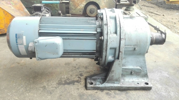 มอเตอร์เกียร์ Sumitomo Cyclo drive มีเบรค 15 HP 380V ทด 1:43 ความเร็วรอบ 34 RPM. สภาพกริ้บๆสีเดิมๆ มาเทสได้เลย!!