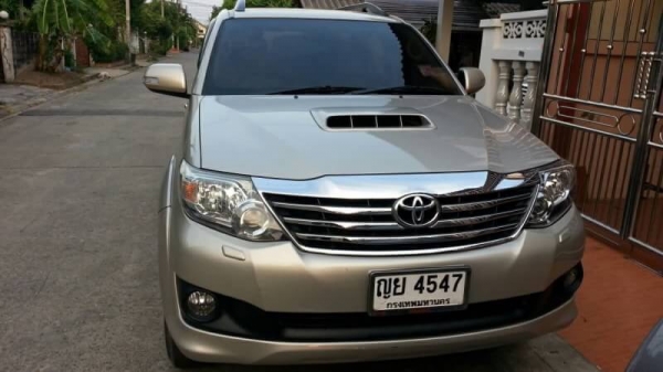 ขายฟอจูนเนอร์มือเดียวป้ายแดง เครื่องดีเซล 3.0 V ปี 12 ประหยัดน้ำมันด้วย VN Turbo ท็อปสุดๆอ็อฟชั่นเต็มๆ เกียร์ออโต้ 4x4 Full time 4WD  ภายในสะอาด เบาะปรับไฟฟ้า แอร์หลังคา จอเนวิเกเตอร์ กล้องหลัง พวงมาลัยมัลติฟังก์ชัน ครูซคอนโทล ระบบช่วงล่าง VSC วิ่ง 5x,xxx