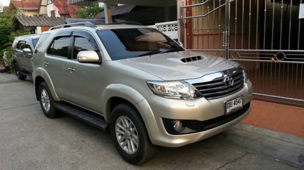 ขายฟอจูนเนอร์มือเดียวป้ายแดง เครื่องดีเซล 3.0 V ปี 12 ประหยัดน้ำมันด้วย VN Turbo ท็อปสุดๆอ็อฟชั่นเต็มๆ เกียร์ออโต้ 4x4 Full time 4WD  ภายในสะอาด เบาะปรับไฟฟ้า แอร์หลังคา จอเนวิเกเตอร์ กล้องหลัง พวงมาลัยมัลติฟังก์ชัน ครูซคอนโทล ระบบช่วงล่าง VSC วิ่ง 5x,xxx