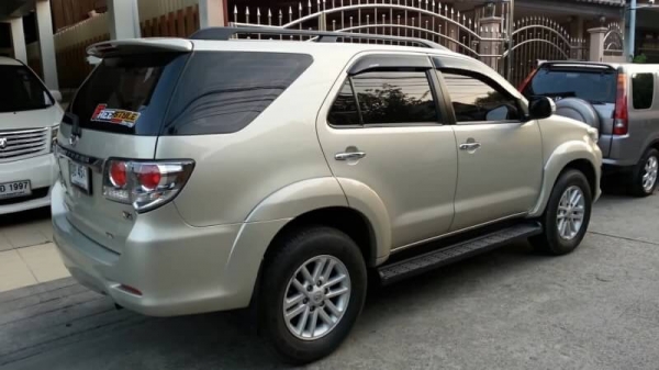 ขายฟอจูนเนอร์มือเดียวป้ายแดง เครื่องดีเซล 3.0 V ปี 12 ประหยัดน้ำมันด้วย VN Turbo ท็อปสุดๆอ็อฟชั่นเต็มๆ เกียร์ออโต้ 4x4 Full time 4WD  ภายในสะอาด เบาะปรับไฟฟ้า แอร์หลังคา จอเนวิเกเตอร์ กล้องหลัง พวงมาลัยมัลติฟังก์ชัน ครูซคอนโทล ระบบช่วงล่าง VSC วิ่ง 5x,xxx