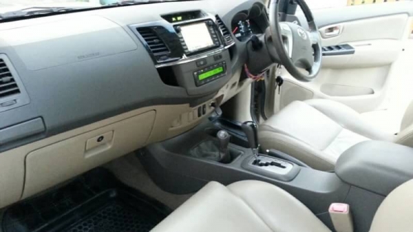 ขายฟอจูนเนอร์มือเดียวป้ายแดง เครื่องดีเซล 3.0 V ปี 12 ประหยัดน้ำมันด้วย VN Turbo ท็อปสุดๆอ็อฟชั่นเต็มๆ เกียร์ออโต้ 4x4 Full time 4WD  ภายในสะอาด เบาะปรับไฟฟ้า แอร์หลังคา จอเนวิเกเตอร์ กล้องหลัง พวงมาลัยมัลติฟังก์ชัน ครูซคอนโทล ระบบช่วงล่าง VSC วิ่ง 5x,xxx