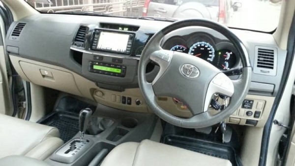 ขายฟอจูนเนอร์มือเดียวป้ายแดง เครื่องดีเซล 3.0 V ปี 12 ประหยัดน้ำมันด้วย VN Turbo ท็อปสุดๆอ็อฟชั่นเต็มๆ เกียร์ออโต้ 4x4 Full time 4WD  ภายในสะอาด เบาะปรับไฟฟ้า แอร์หลังคา จอเนวิเกเตอร์ กล้องหลัง พวงมาลัยมัลติฟังก์ชัน ครูซคอนโทล ระบบช่วงล่าง VSC วิ่ง 5x,xxx