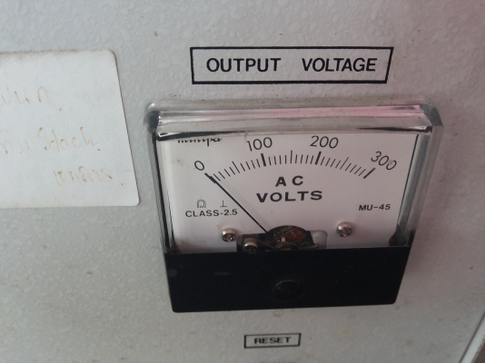 เครื่องรํกษาระดับแรงดันไฟให้คงที่อัตโนมัติ ตอนไฟตกเครื่องจะชดเชยแรงดันให้เพิ่มขึ้น ใช้กันไฟตกไปเกิน ป้องกันเครื่องใช้เสียหาย