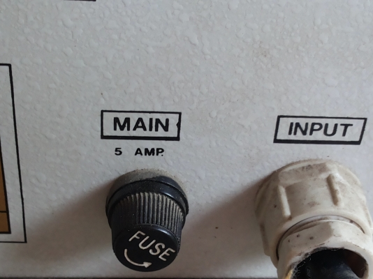 เครื่องรํกษาระดับแรงดันไฟให้คงที่อัตโนมัติ ตอนไฟตกเครื่องจะชดเชยแรงดันให้เพิ่มขึ้น ใช้กันไฟตกไปเกิน ป้องกันเครื่องใช้เสียหาย