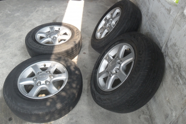 ล้อแม็ก15นิ้ว6รุ อีสุ พร้อมยาง สวยๆ 4 ล้อ ราคา 5800 บาท