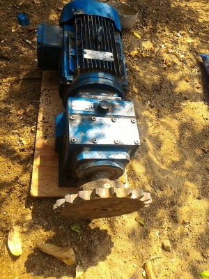 มอเตอร์เกียร์ทด FLENDER HIMMEL ขนาด 5.5 แรงม้า ของเยรมัน ทดแล้วหมุนที่  95 รอบต่อนาที แรงบิดเยอะขับโหลดได้เป็นตันๆ