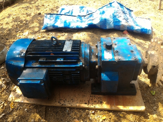 มอเตอร์เกียร์ทด FLENDER HIMMEL ขนาด 5.5 แรงม้า ของเยรมัน ทดแล้วหมุนที่  95 รอบต่อนาที แรงบิดเยอะขับโหลดได้เป็นตันๆ