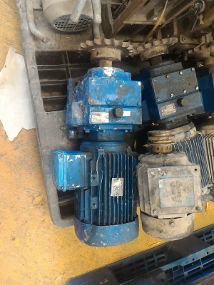 มอเตอร์เกียร์ทด FLENDER HIMMEL ขนาด 3 แรงม้า ของเยรมัน ทดแล้วหมุนที่  95 รอบต่อนาที แรงบิดเยอะขับโหลดได้เป็นตันๆ