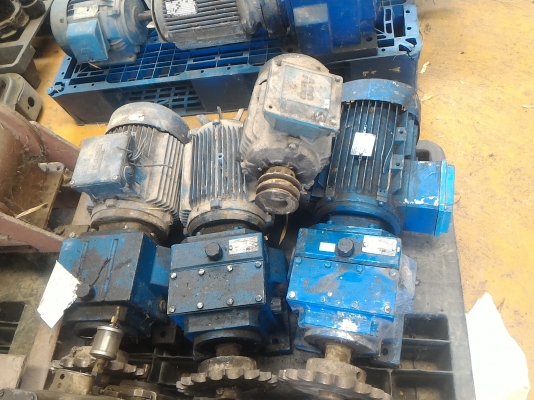 มอเตอร์เกียร์ทด FLENDER HIMMEL ขนาด 3 แรงม้า ของเยรมัน ทดแล้วหมุนที่  95 รอบต่อนาที แรงบิดเยอะขับโหลดได้เป็นตันๆ