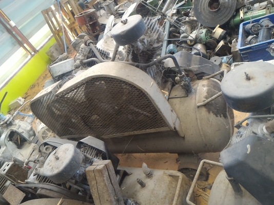 (แบบที่สอง)ปั๊มลมพร้อมถัง ยี่ห้อ IWATA จากญี่ปุ่น แบบสองสูบ ใช้มอเตอร์ขับขนาด 5.5 KW. ( 7.5 แรงม้า ไม่มีมอเตอร์ติดมาด้วย)