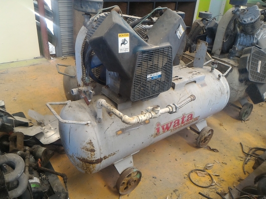 (แบบที่สอง)ปั๊มลมพร้อมถัง ยี่ห้อ IWATA จากญี่ปุ่น แบบสองสูบ ใช้มอเตอร์ขับขนาด 5.5 KW. ( 7.5 แรงม้า ไม่มีมอเตอร์ติดมาด้วย)