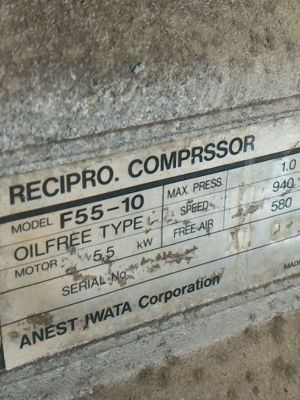 (แบบที่สอง)ปั๊มลมพร้อมถัง ยี่ห้อ IWATA จากญี่ปุ่น แบบสองสูบ ใช้มอเตอร์ขับขนาด 5.5 KW. ( 7.5 แรงม้า ไม่มีมอเตอร์ติดมาด้วย)