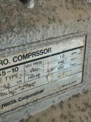 (แบบที่สอง)ปั๊มลมพร้อมถัง ยี่ห้อ IWATA จากญี่ปุ่น แบบสองสูบ ใช้มอเตอร์ขับขนาด 5.5 KW. ( 7.5 แรงม้า ไม่มีมอเตอร์ติดมาด้วย)