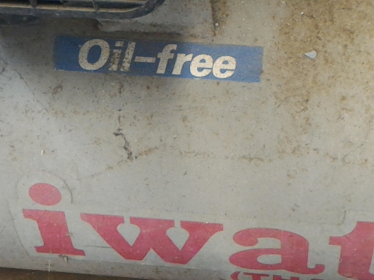 (แบบที่หนึ่ง)ปั๊มลมพร้อมถัง ยี่ห้อ IWATA จากญี่ปุ่น แบบสองสูบOil - Free ให้พร้อมมอเตอร์ขับขนาด 3.5 KW. ( 5 แรงม้า)
