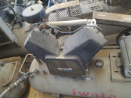 (แบบที่หนึ่ง)ปั๊มลมพร้อมถัง ยี่ห้อ IWATA จากญี่ปุ่น แบบสองสูบOil - Free ให้พร้อมมอเตอร์ขับขนาด 3.5 KW. ( 5 แรงม้า)