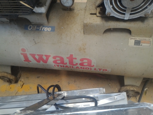 (แบบที่หนึ่ง)ปั๊มลมพร้อมถัง ยี่ห้อ IWATA จากญี่ปุ่น แบบสองสูบOil - Free ให้พร้อมมอเตอร์ขับขนาด 3.5 KW. ( 5 แรงม้า)