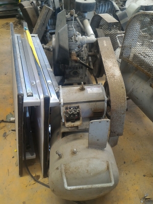 (แบบที่หนึ่ง)ปั๊มลมพร้อมถัง ยี่ห้อ IWATA จากญี่ปุ่น แบบสองสูบOil - Free ให้พร้อมมอเตอร์ขับขนาด 3.5 KW. ( 5 แรงม้า)