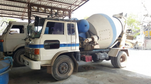 ขาย รถโม่ปูนแบบโซ่ 4 คิว HINO KL300 เครื่อง EC100 145 แรงม้า คัสซีสวยตลอดเส้น วางหัว F18 ทะเบียนครบ รถใช้งานอยู่เป็นประจำ ราคาต่อรองได้