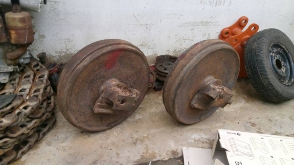 ขายล้อนำ รถแทรกเตอร์ D-4 สภาพสวย สันหนา ขายไม่แพงครับ