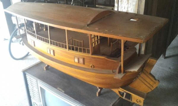 เรือไม้สักทองยุคเก่า ลำใหญ่ๆ สภาพครบสมบูรณ์ สวยเก่าเก็บ ยาว 46 นิ้ว กว้าง 16 นิ้ว สูง 19 นิ้ว