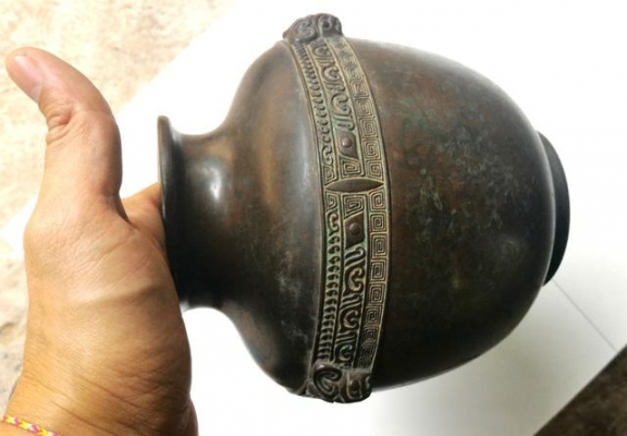 โถทองเหลืองลงหินโบราณ ยุคเก่ามากน้ำหนักดี ลวดลายสวยงามครับ