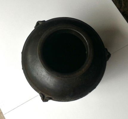 โถทองเหลืองลงหินโบราณ ยุคเก่ามากน้ำหนักดี ลวดลายสวยงามครับ